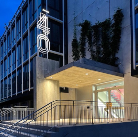 Handläufe, Eingänge aus Beton, Holz · Gewerbe und Büro Buckhauserstrasse 40 — Oxid Architektur