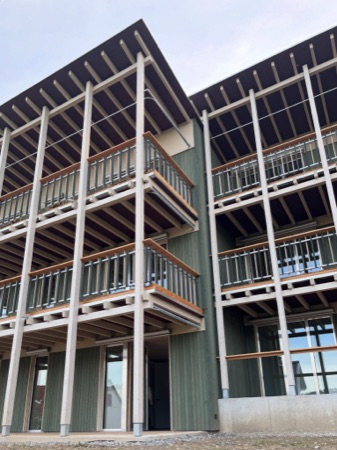 Fassaden, Handläufe aus Holz, Metall · Neubau Römerstrasse — BDE Architekten