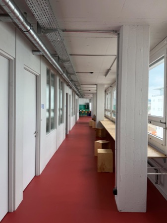 Türen, Stützen aus Beton, Holz · Das wohltemperierte Haus, Winkelbau Zwhatt — EMI Architekten
