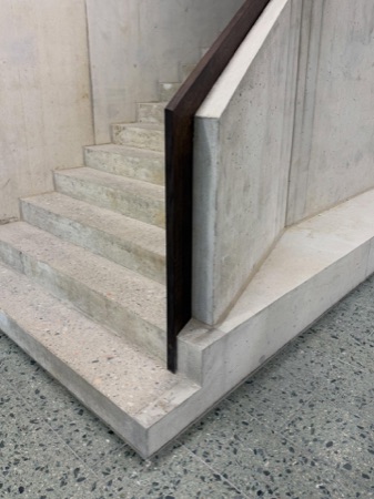Treppenhäuser, Handläufe aus Beton, Holz · Wohnsiedlung Hardau I — Graber Pulver Architekten