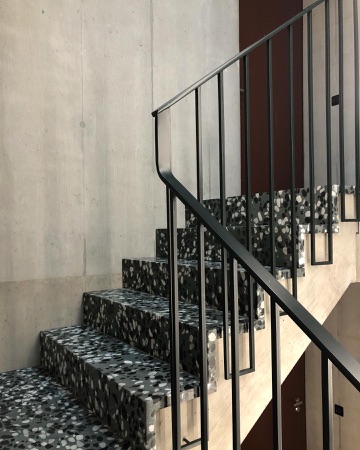 Treppenhäuser, Handläufe aus Beton, Metall · Südstrasse — Esch Sintzel Architekten