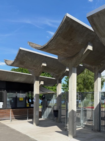 Eingänge, Stützen aus Beton, Metall · Seebad Kilchberg — Hornberger Architekten