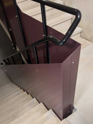 Treppenhäuser, Handläufe aus Beton, Metall · Neubau Römerstrasse — BDE Architekten