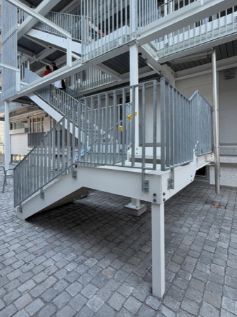 Treppenhäuser, Handläufe aus Metall · Querbau im Zwhatt — Studio Märkli