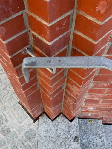 Treppenhäuser, Handläufe aus Metall, Backstein · Schulanlage Schauenberg — Adrian Streich Architekten