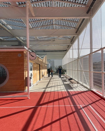 Fassaden, Handläufe aus Holz, Metall · Schulanlage Allmend — Studio Burkhardt