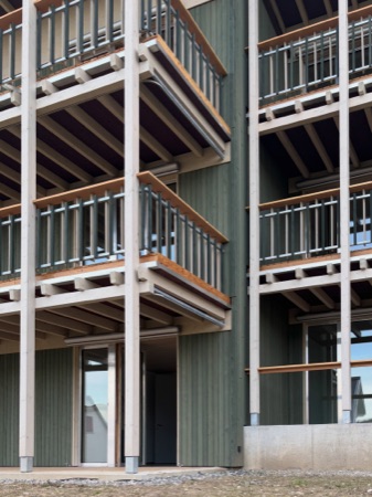 Fassaden, Handläufe aus Holz, Metall · Neubau Römerstrasse — BDE Architekten