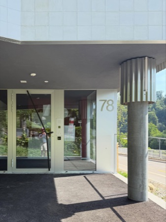 Türen, Eingänge aus Beton, Metall · Wohnsiedlung Im Sihltal — Roider Giovanoli Architekten