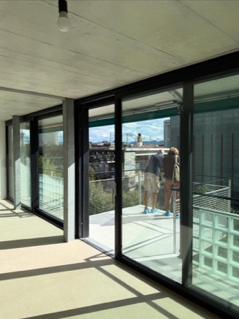 Fenster, Balkone aus Beton, Metall · Mehrfamilienhaus an der Limmat II — Schaub Zwicky Architekt:innen