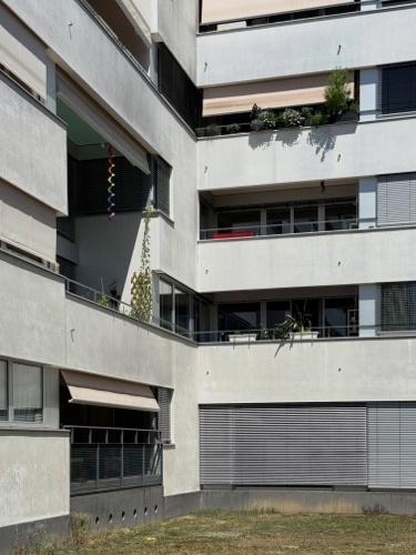 Fassaden, Balkone aus Verputz · Überbauung James — SGGK Architekt*innen Studio Gmür