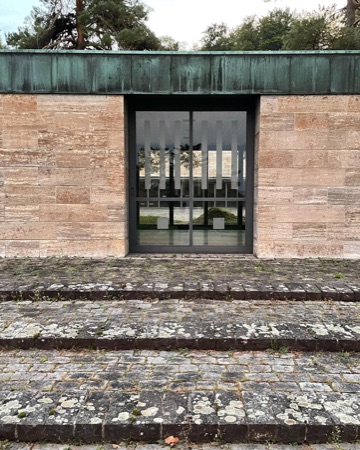 Fassaden, Fenster aus Metall, Glas · Krematorium Nordheim — Albert Heinrich Steiner