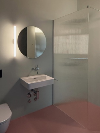 Bäder aus Glas, Verputz · Atelierhäuser Horgen Ebnet — Neff Neumann Architekten