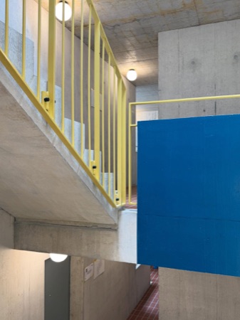 Treppenhäuser, Handläufe aus Beton, Metall · Wohnhaus Auwiesenstrasse — Adrian Streich Architekten
