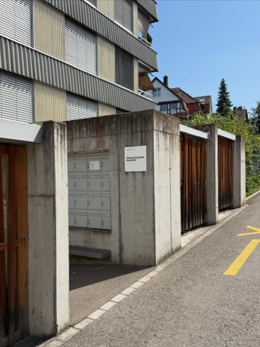 Eingänge aus Beton, Holz · Siedlung Hausäcker — Hauenstein La Roche Schedler