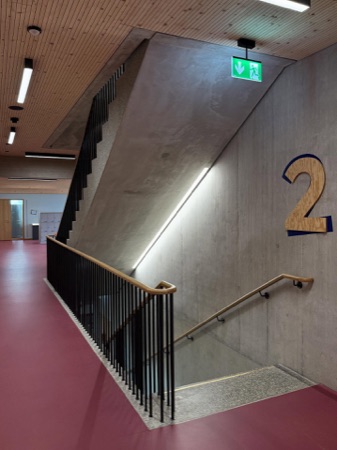 Treppenhäuser, Handläufe aus Beton, Holz · Schulhaus Nägelimoos — Galli Rudolf Architekten