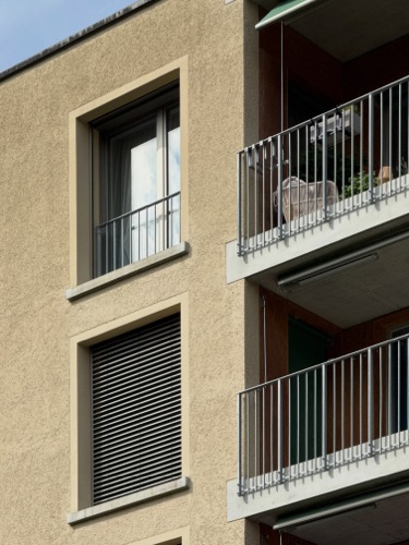 Fenster, Balkone aus Metall, Verputz · Wohnsiedlung Im Stückler — Adrian Streich Architekten