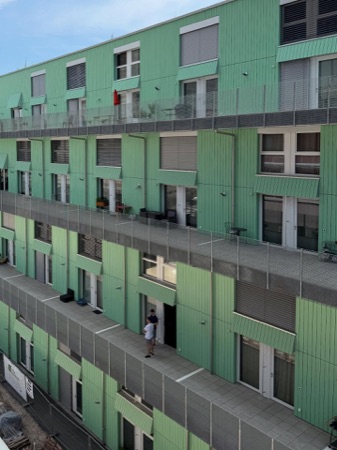 Fassaden, Fenster aus Metall, Glas · Zwhatt, Längsbau (Suffizienzprojekt) — Lütjens Padmanabhan Architekt*innen