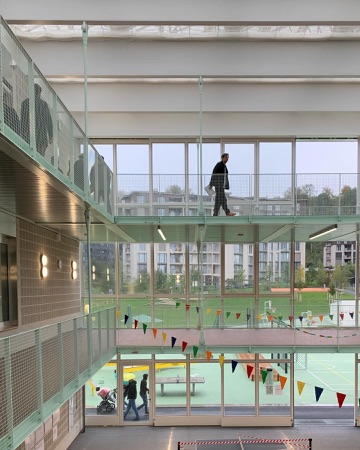 Fenster, Handläufe aus Metall, Glas · Schulanlage Guggach III — Weyell Zipse Architekten