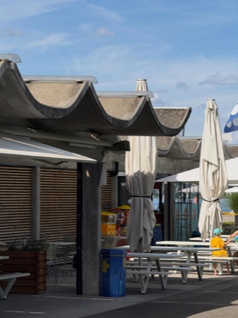 Stützen, Vordächer aus Beton, Holz · Seebad Kilchberg — Hornberger Architekten