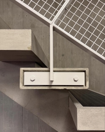 Treppenhäuser, Handläufe aus Beton, Metall · Wohnhaus Flurstrasse 115 — Esch Sintzel Architekten