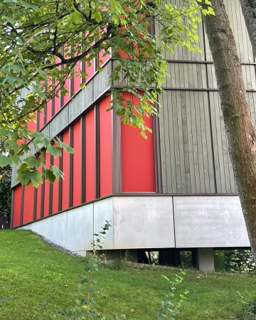 Fassaden, Stützen aus Beton, Holz · Hort Ilgen — Wolfgang Rossbauer