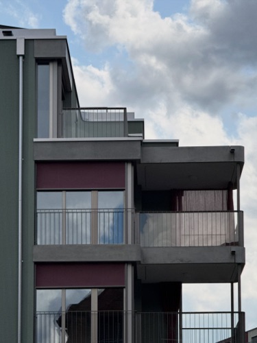 Fassaden, Balkone aus Beton, Metall · Wohnhaus Farby — Lüdi & Müntener Architektur