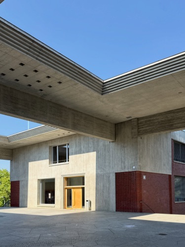 Fassaden, Decken aus Beton, Backstein · Schulanlage Schauenberg — Adrian Streich Architekten