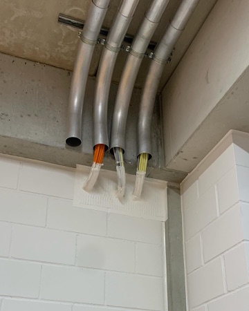 Beton, Metall · Schulanlage Guggach III — Weyell Zipse Architekten