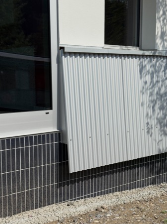 Fassaden, Fenster aus Metall, Glas · Wohnsiedlung Im Sihltal — Roider Giovanoli Architekten