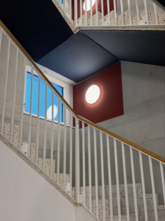 Treppenhäuser, Handläufe aus Beton, Metall · Wohnsiedlung Im Sihltal — Roider Giovanoli Architekten