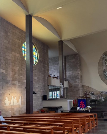 Fenster, Stützen aus Glas, Naturstein · Kirche Maria Lourdes — Fritz Metzger