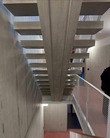 Treppenhäuser, Handläufe aus Beton, Metall · Wohnhaus Flurstrasse 115 — Esch Sintzel Architekten