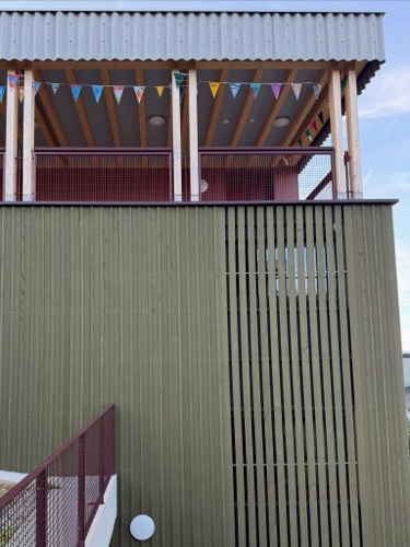 Fassaden, Handläufe aus Holz, Metall · Schulanlage Wilacker — bernath+widmer Architekten