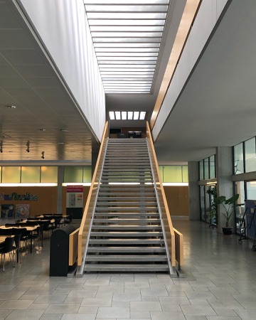 Treppenhäuser, Handläufe aus Beton, Holz · Kantonsschule Freudenberg — Jacques Schader