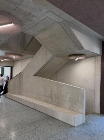 Treppenhäuser, Handläufe aus Beton, Keramik · Wohnsiedlung Hardau I — Graber Pulver Architekten