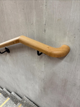Treppenhäuser, Handläufe aus Beton, Holz · Schulhaus Nägelimoos — Galli Rudolf Architekten