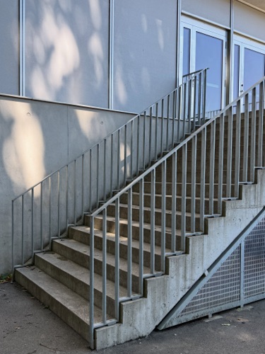 Treppenhäuser, Handläufe aus Beton, Metall · Campus Moos — E2A