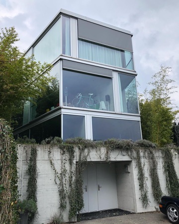 Fassaden, Fenster aus Beton, Metall · Haus mit einer Wand — Christian Kerez