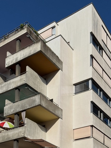 Fassaden, Balkone aus Beton, Verputz · Überbauung James — SGGK Architekt*innen Studio Gmür