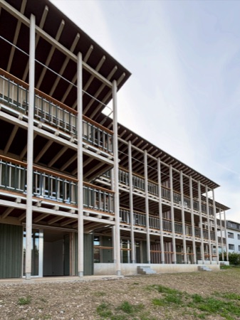 Fassaden, Balkone aus Beton, Holz · Neubau Römerstrasse — BDE Architekten