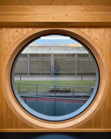 Fenster aus Holz, Glas · Provisorische Sporthalle Kantonsschule Freudenberg — pool Architekten