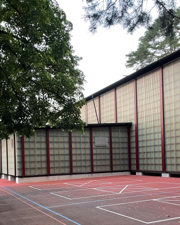 Fassaden aus Beton, Metall · Provisorische Sporthalle Kantonsschule Freudenberg — pool Architekten