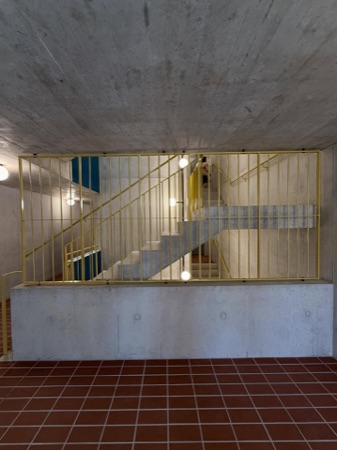 Treppenhäuser, Handläufe aus Beton, Metall · Wohnhaus Auwiesenstrasse — Adrian Streich Architekten