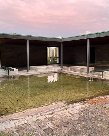 Stützen, Höfe aus Metall, Glas · Krematorium Nordheim — Albert Heinrich Steiner