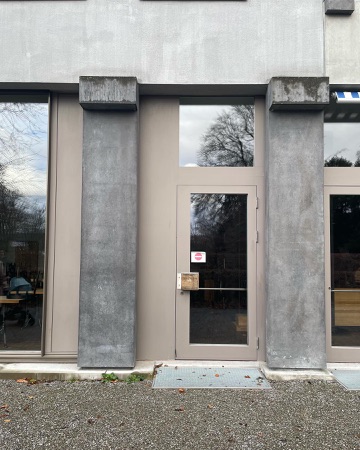 Türen, Eingänge aus Beton, Metall · Hotelfachschule Belvoirpark — Peter Märkli