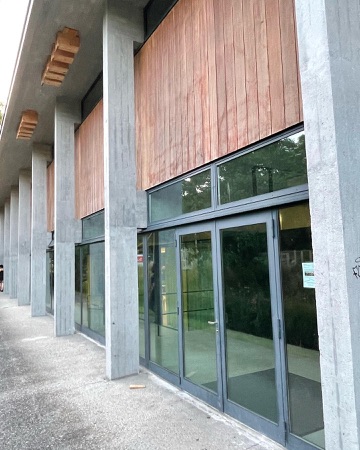 Fassaden, Fenster aus Beton, Holz · Freibad Seebach — Adolf Wasserfallen