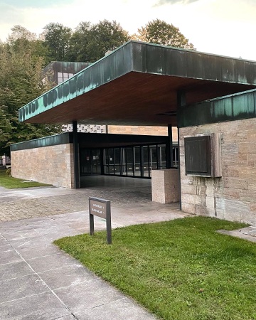 Fassaden, Eingänge aus Metall, Glas · Krematorium Nordheim — Albert Heinrich Steiner