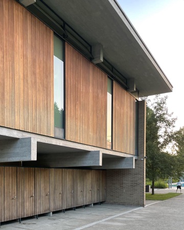 Fassaden, Fenster aus Beton, Holz · Freibad Seebach — Adolf Wasserfallen