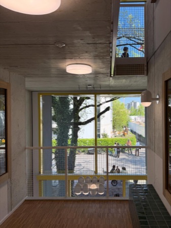 Fenster, Handläufe aus Beton, Holz · Espenhof West — Weyell Zipse Architekten