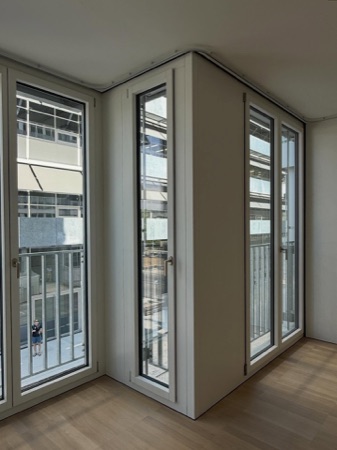 Fenster aus Holz, Glas · Querbau im Zwhatt — Studio Märkli